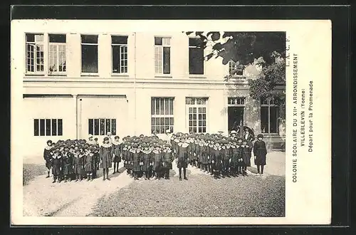 AK Villeblevin, Colonie Scolaire Du XIIe Arrondissment, Départ pour la Promenade