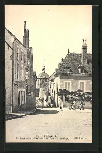 AK Vézelay, La Place de la Madeleine et la Tour de l'Horloge