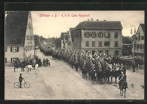 AK Dillingen a. D., Strassenpartie mit Gasthaus und Parade des K. b. 8. Chev.-Regiments