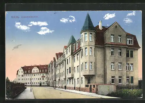 AK Riesa, Sedanstrasse mit Passanten