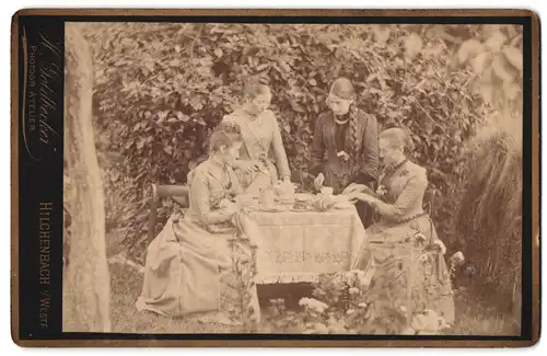 Fotografie H. Goldbecker, Hilchenbach i. Westf., Portrait vier Damen beim Kaffeekränzchen in Biedermeierkleidern