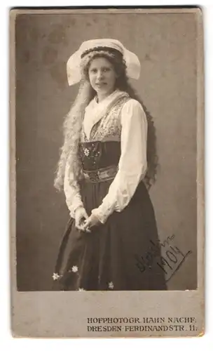 Fotografie Hahn Nachf., Dresden, Ferdinanstr. 11, Portrait junge Frau in Tracht mit Locken