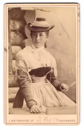 Fotografie J. Reitmayer jr., Tegernsee, Portrait junge Frau in Tracht mit Edelweiss in der Hand