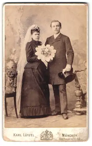 Fotografie Karl Lützel, München, Dachauerstr. 19, Portrait Ehepaar beim Hochzeitsfoto, Braut im schwarzen Kleid, Zylinde