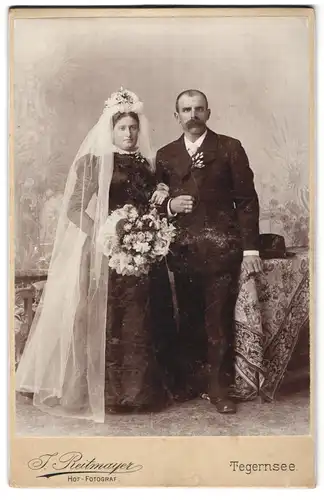Fotografie J. reitmayer, Tegernsee, Portrait Eheleute beim Hochzeitsfoto, Braut im schwarzen Kleid