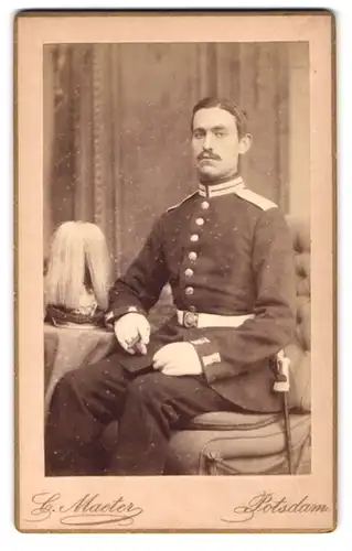 Fotografie C. Maeter, Potsdam, Französischestr. 8, Portrait Soldat in Gardeuniform 1. Garde-Regt. zu Fuss, Pickelhaube