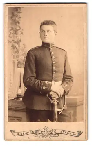 Fotografie H. Zeidler, Berlin, Jerusalemerstr. 6, Portrait Soldat in Uniform Garde Feldartillerie mit Pickelhaube