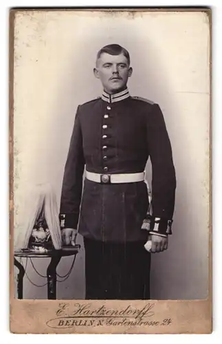 Fotografie E. Hartzendorff, Berlin, Gartenstr. 24, Portrait Soldat in Garde Uniform mit Pickelhaube Rosshaarbusch