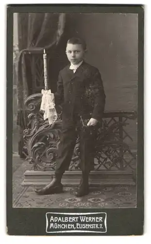 Fotografie Adalbert Werner, München, Elisenstr. 7, Portrait kleiner Junge zur Kommunion mit Kerze und Bibel in der Hand