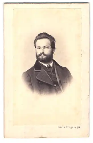 Fotografie S. Volkmann, Graz, Mur-Quai 444, Portrait Mann mit Vollbart trägt Anzug und Brille