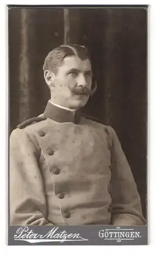 Fotografie Peter Matzen, Göttingen, Weenderstr. 3a, Portrait Jäger-Forstbeamter in Uniform mit Kaiser Wilhelm Bart