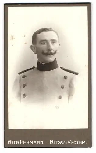 Fotografie Otto Lehmann, Bitsch i. Lothr., Portrait Jäger-Forstbeamter in Uniform mit Kaiser Wilhelm Bart