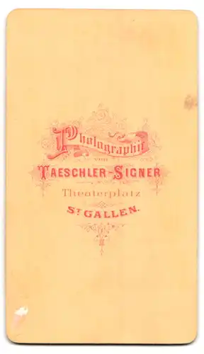 Fotografie Taeschler-Signer, St. Gallen, Theaterplatz, Portrait niedliches Mädchen im Kleid mit Haareifen