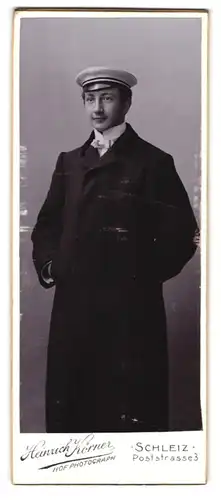 Fotografie Heinrich Körner, Schleiz, Poststr. 3, Portrait junger Student im Mantel mit Tellermütze