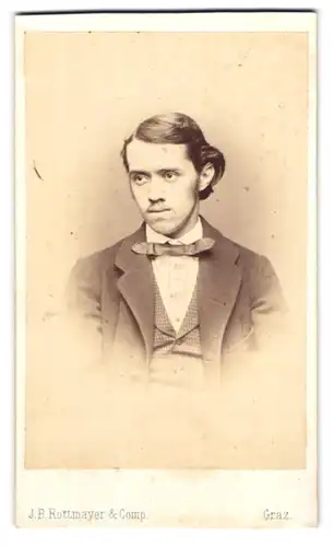 Fotografie J. B. Rottmayer & Comp., Graz, Haynau-Gasse 197, Portrait junger Mann im Anzug mit Fliege
