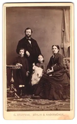 Fotografie G. Steffens, Berlin, Potsdamerstr. 116a, Portrait Familie in Atelier mit Kindern und Puppe