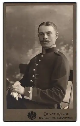 Fotografie Ernst Wilke, Goslar a. Harz, Breitestr. 98, Portrait Uffz. in Uniform Hannoversches Jäger Batl. 10, Schnauzer