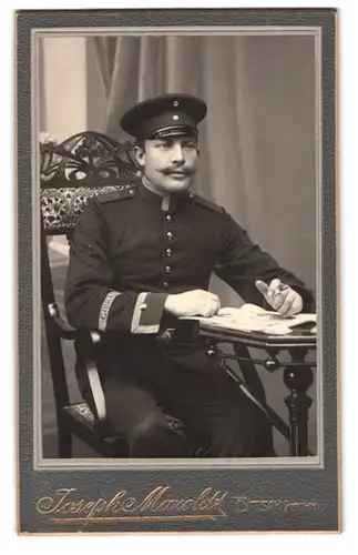 Fotografie J. Maroldt, Bitsch, Portrait Uffz., in Uniform Hannoversches Jäger Batl. 10, mit Ärmelband  Gibraltar 