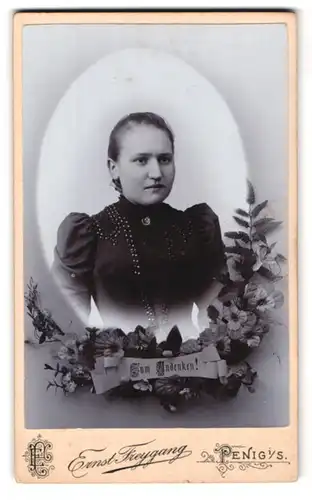 Fotografie Ernst Freygang, Penig i. S., Brückenstr., Portrait junge Frau im bestickten Kleid mit Puffärmeln