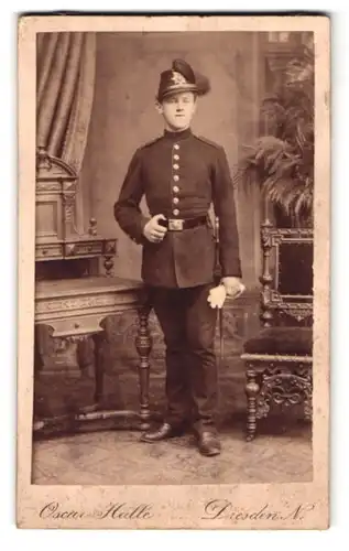 Fotografie Oscar Halte, Dresden, Königsbrückerstr. 33, Portrait Soldat in Uniform mit Tschako und Bajonett