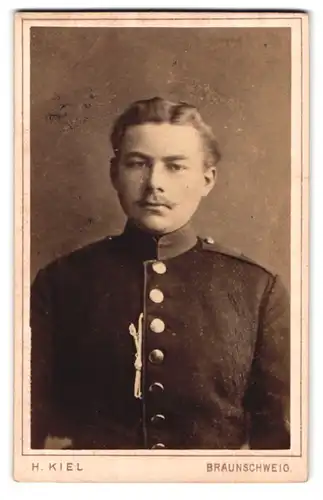 Fotografie H. Kiel, Braunschweig, Bruchthorpromenade 13, Portrait junger Soldat mit Oberlippenbart