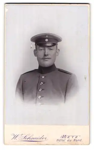 Fotografie W. Schneider, Metz, Portrait Soldat mit Uniformmütze, Schulterstück Regt. 8