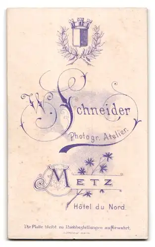 Fotografie W. Schneider, Metz, Portrait Soldat mit Uniformmütze, Schulterstück Regt. 8