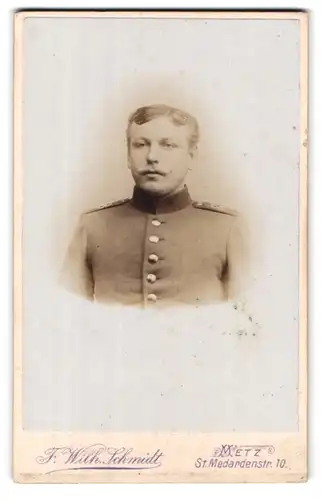 Fotografie F. Wilhelm Schmidt, Metz, St. Medardenstr. 10, Portrait Soldat mit Bart, Schulterstück Regt. 8