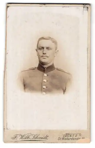 Fotografie F. Wilhelm Schmidt, Metz, St. Medardenstr. 10, Portrait stämmiger Soldat, Schulterstück Regt. 8