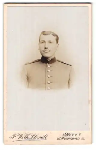 Fotografie F. Wilhelm Schmidt, Metz, St. Medardenstr. 10, Portrait modisch frisierter Soldat, Schulterstück Regt. 8