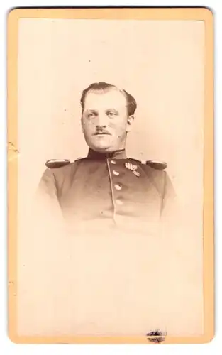 Fotografie A. Rouvroy, Chemnitz, Zwingergasse 9, Portrait eines Offiziers mit Orden an der Uniform, Epauletten