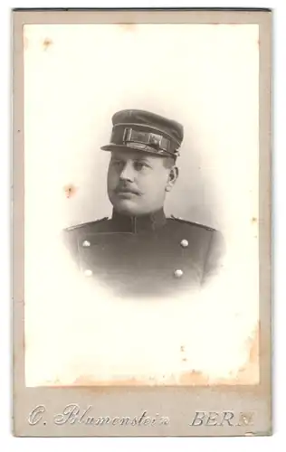 Fotografie C. Blumenstein, Bern, Portrait Schweizer Offizier mit Uniformmütze