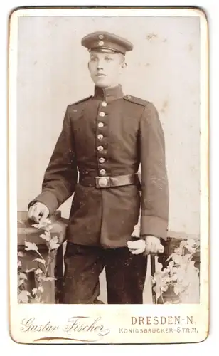 Fotografie Gust. Fischer, Dresden-N., Königsbrückerstr. 71, Portrait junger Soldat mit Uniformmütze & Bajonett am Koppel