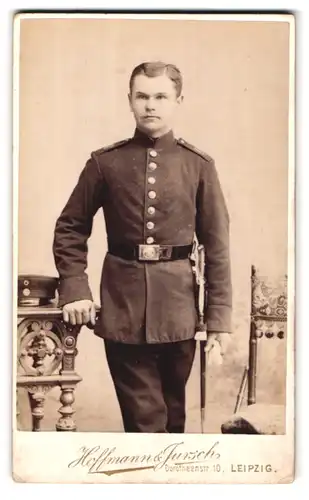 Fotografie Hoffmann & Jursch, Leipzig, Dorotheenstr. 10, Portrait sächsischer Soldat mit Bajonett am Koppel