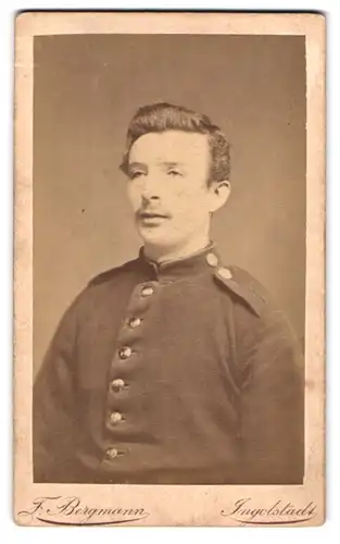 Fotografie F. Bergmann, Ingolstadt, Theresienstr. 329, Portrait eines Soldaten, Schulterstück Regt. 1
