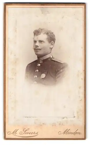 Fotografie M. Sweers, Minden, Bäckerstr. 25, Portrait Unteroffzier mit Orden an der Uniform, Schulterstück Regt. 15