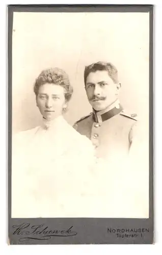 Fotografie K. Schiewek, Nordhausen, Töpferstr. 1, Portrait Unteroffizier der Garde mit Ehefrau