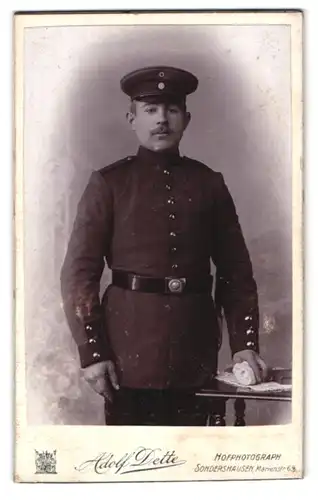 Fotografie Adolf Dette, Sondershausen, Marienstr. 65, Portrait Soldat mit Bajonett am Koppel