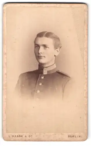 Fotografie L. Haase & Co., Berlin, Unter den Linden 62 & 63, Portrait junger Unteroffizier der Armee