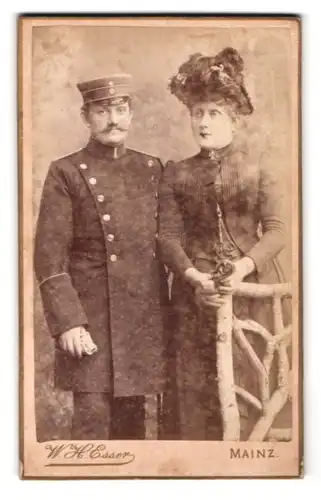 Fotografie W.H. Esser, Mainz, Parkusstr. 12, Portrait Soldat im Uniformrock mit Gattin