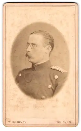 Fotografie W. Hornung, Tübingen, Uhlandstr. 11, Portrait Soldat mit Zwicker, Einjährig Freiwilliger