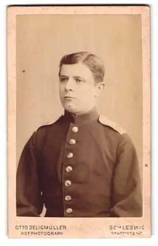 Fotografie Otto Seligmüller, Schleswig, Stadtweg 147, Portrait junger Soldat, Schulterstück Regt. 84
