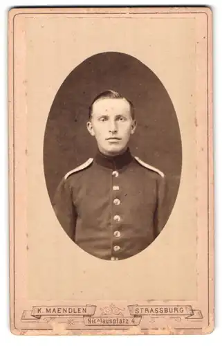 Fotografie K. Maendlen, Strassburg, Nicolausplatz 4, Portrait eines jugendlichen Soldaten