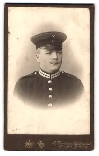 Fotografie Alfred Hirrlinger, Stuttgart, Gartenstrasse 9, Portrait Soldat der Garde mit Uniformmütze