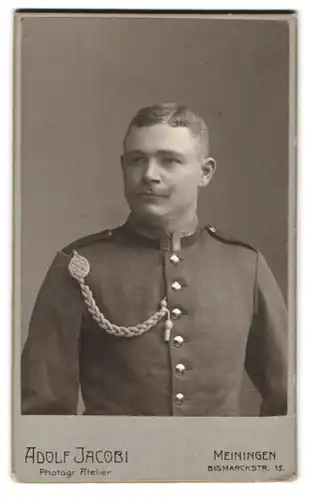 Fotografie Adolf Jacobi, Meiningen, Bismarckstr. 15, Portrait Unteroffizier mit Schützenschnur