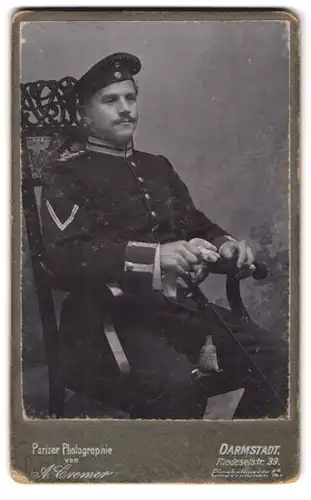 Fotografie A. Cremer, Darmstadt, Riedeselstr. 39, Portrait Gardesoldat mit Ärmelabzeichen, Degen mit Portepee