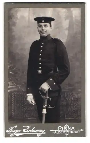 Fotografie Hugo Schwerg, Pirna, Albertstr. 13, Portrait Soldat mit Kaiserbart, Degen mit Portepee