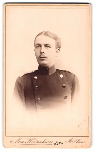 Fotografie Max Kretzschmer, Anklam, Peenedamm, Portrait Soldat Horn in Ausgehuniform, Rgt. 64