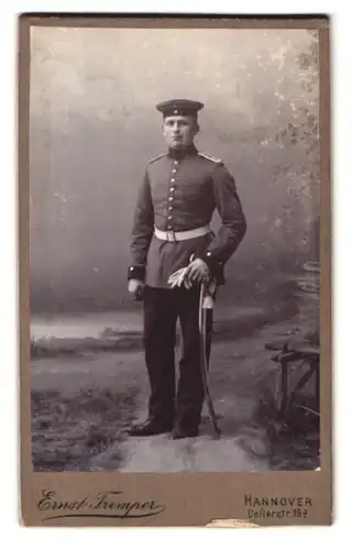 Fotografie Ernst Tremper, Hannover, Cellerstr. 19a, Portrait Soldat vor idyllischer Kulisse posierend