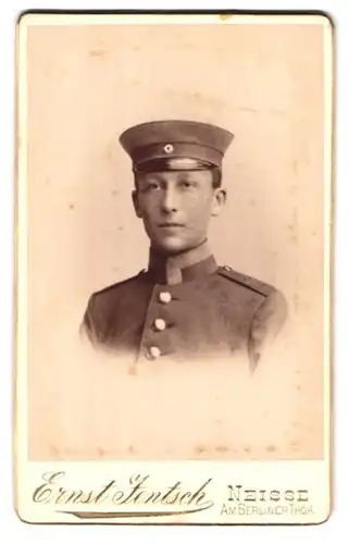 Fotografie Ernst Jentsch, Neisse, Am Berliner Tor, Portrait Soldat mit Uniformmütze, Schulterstück Regt. 22